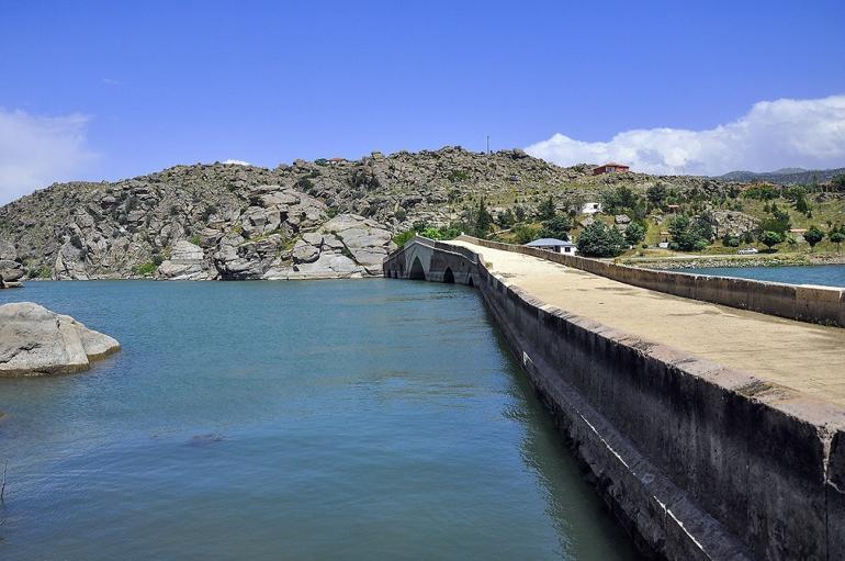 Selçuklulardan günümüze uzanan Tarihi Çeşnigir Köprüsü