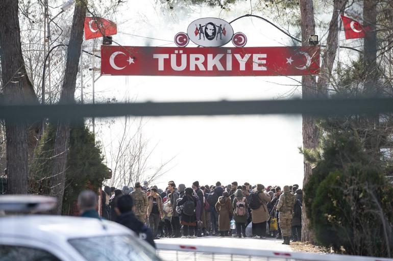 Son dakika: Yunanistan sınırında son durum Biber gazı ve ses bombası ile müdahale ettiler