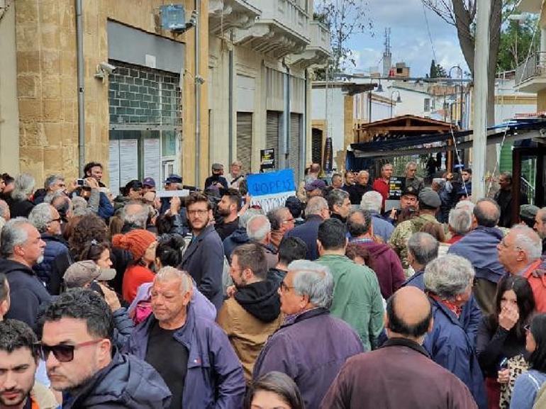 Kıbrıs'ta kapıların kapatılması protesto edildi