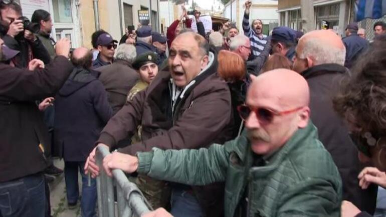 Kıbrıs'ta kapıların kapatılması protesto edildi
