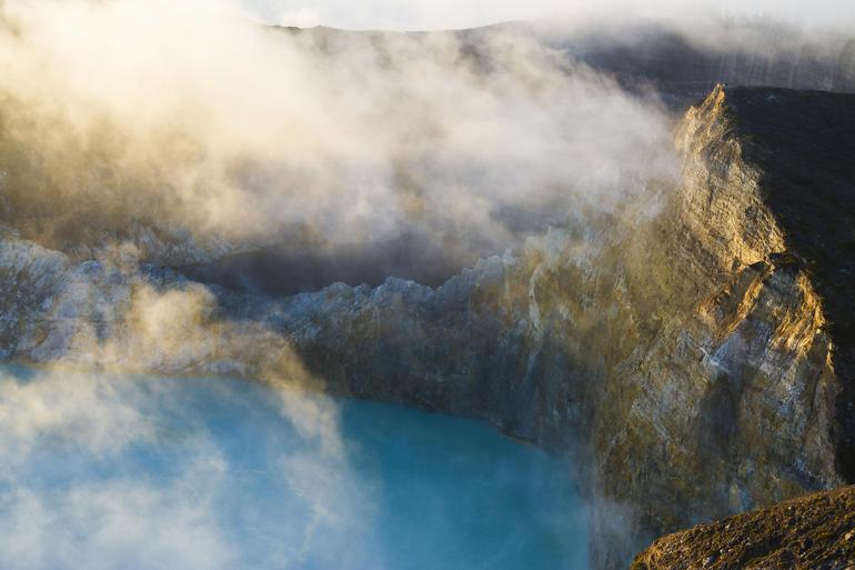 Kelimutu Yanardağının muhteşem krater gölleri