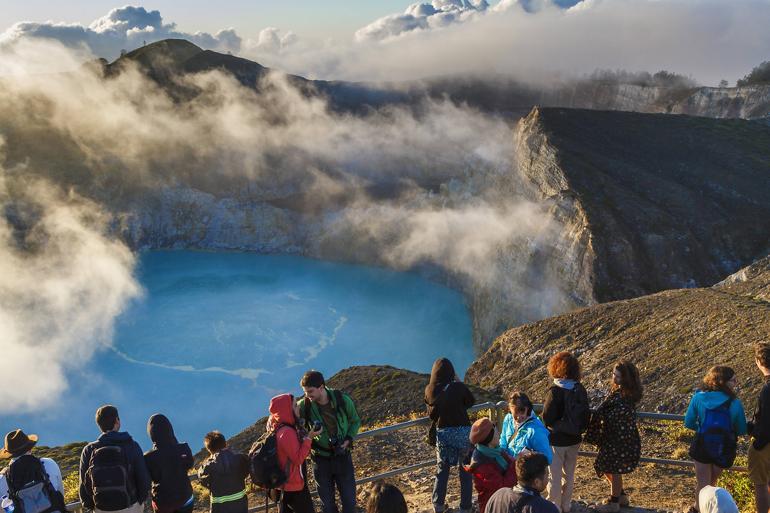 Kelimutu Yanardağının muhteşem krater gölleri