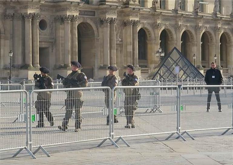 Louvre Müzesi'nde güvenlik önlemleri arttırıldı