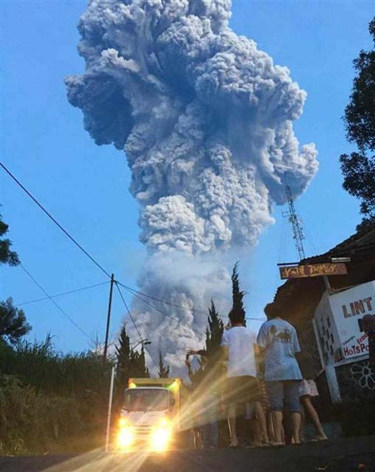 Endonezyada Merapi Yanardağında patlama Uçuşlar askıya alındı