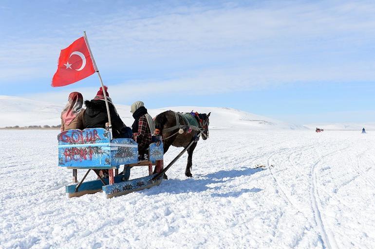 Çıldır Gölü turistlerin vazgeçilmez adresi oldu