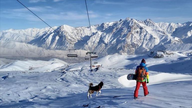 Hakkarili gençlerin snowboard heyecanı