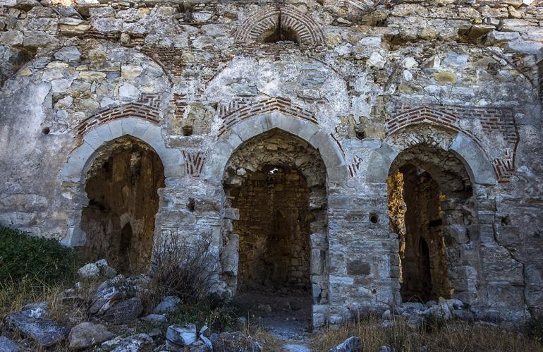 Kaderine terk edilen 500 yıllık Helvacılar Camii