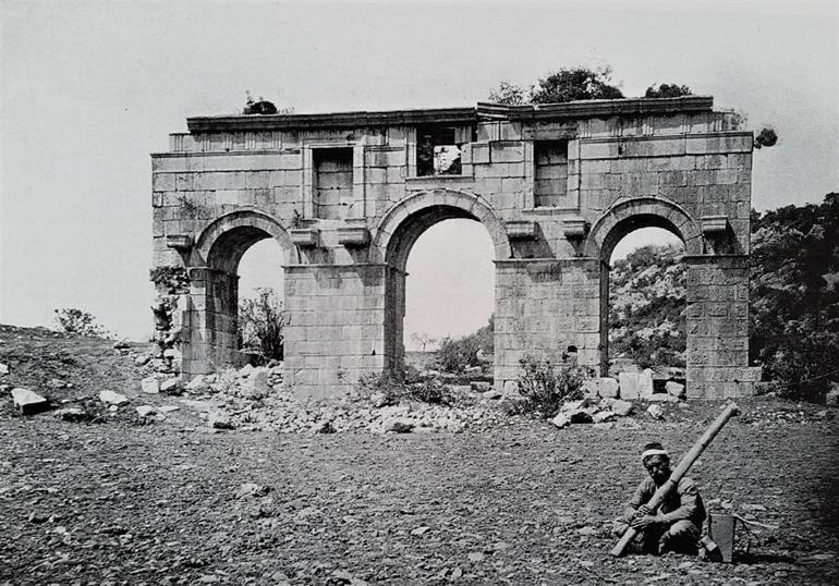 Patara'nın simgesi "kent kapısı" eski görkemine kavuşacak