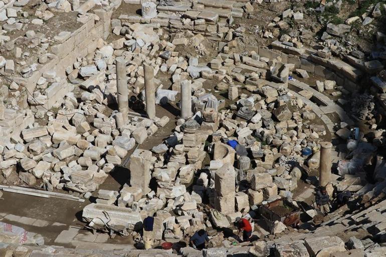 Laodikya'da 2 bin yıllık güneş saati bulundu