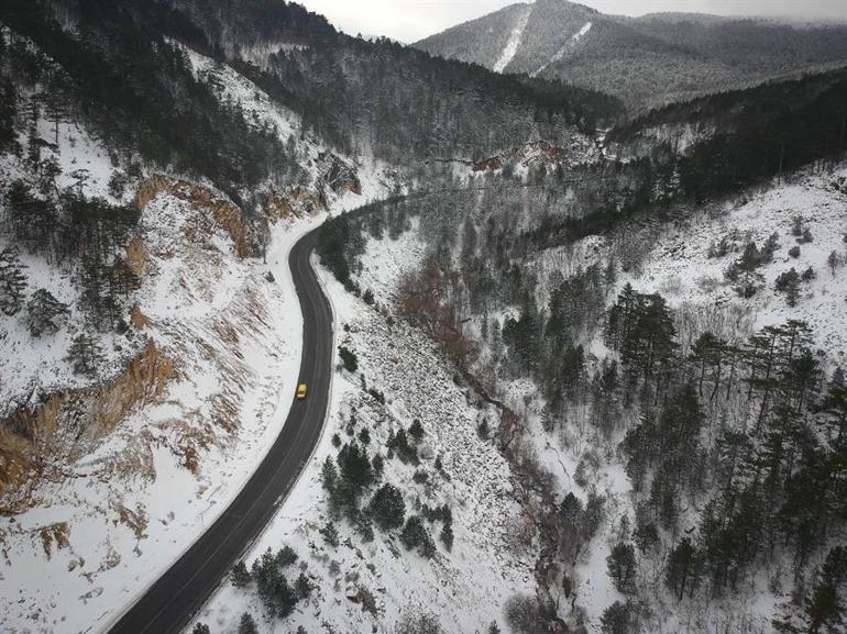 Kar yağışı Domaniç Dağlarını beyaza bürüdü