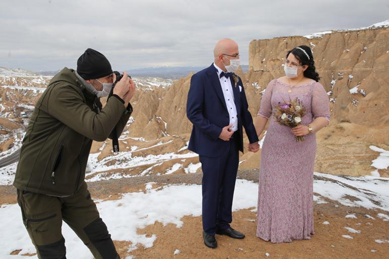 Kapadokya'da düğün fotoğrafı çektiren gelin-damattan maskeli önlem