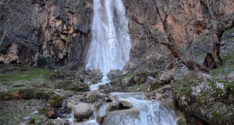 Kar sularıyla beslenen dev şelale görenleri hayran bırakıyor