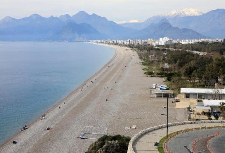 Antalyalılar 'evde kaldı', sahil boşaldı