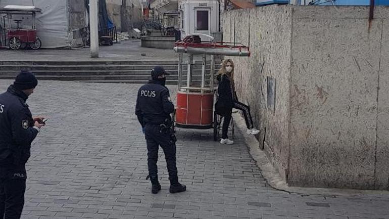 İstanbulda hareketli dakikalar Polis karantinadan kaçan kadının etrafını sardı...