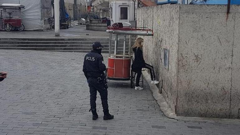 İstanbulda hareketli dakikalar Polis karantinadan kaçan kadının etrafını sardı...