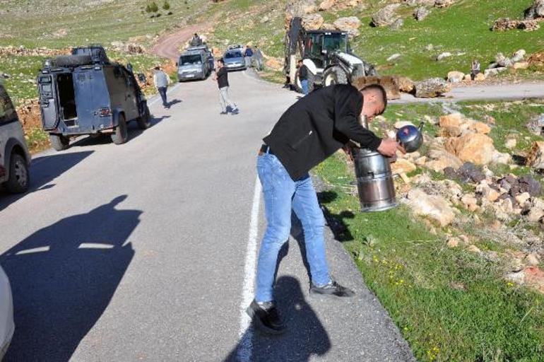 Piknikçilerin yolu iş makinesi ve taşlarla kapatıldı