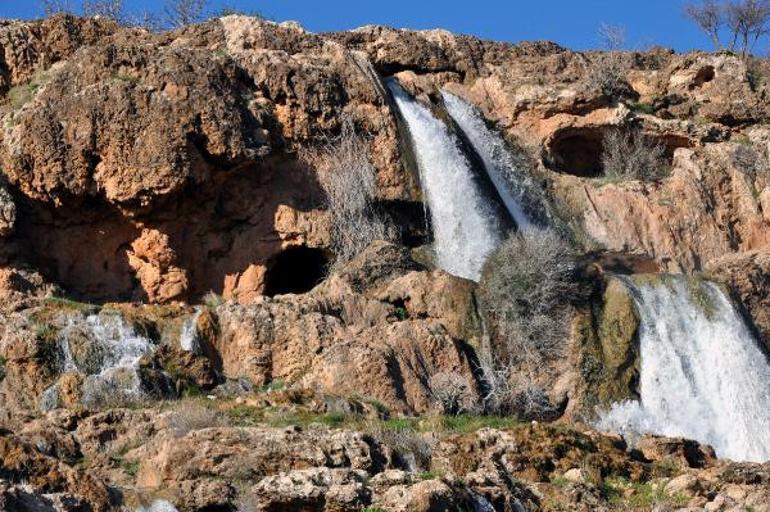 Piknikçilerin yolu iş makinesi ve taşlarla kapatıldı