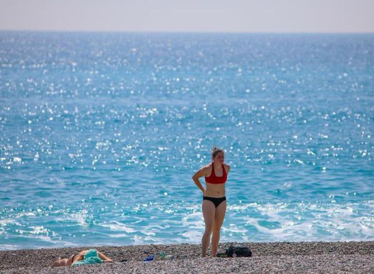 Antalyalılar 'evde kal' çağrısına uydu, turistler denize girdi