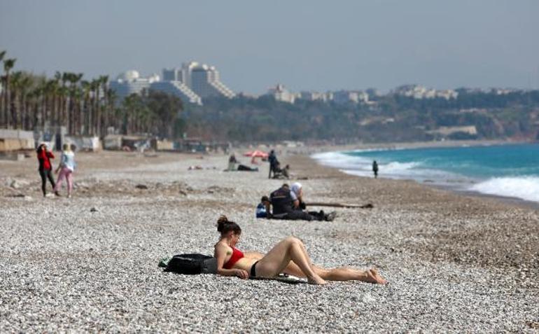 Antalyalılar 'evde kal' çağrısına uydu, turistler denize girdi