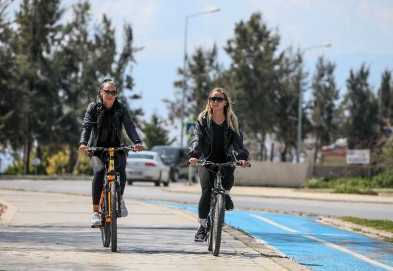 Antalyalılar 'evde kal' çağrısına uydu, turistler denize girdi