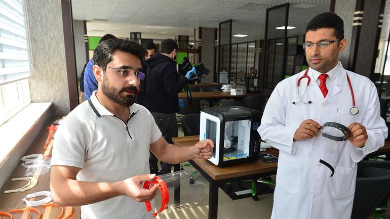 Koronavirüse karşı 3D yazıcılarla siperlik üretimi başladı