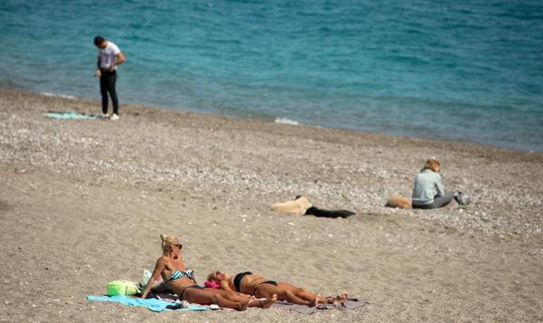 Antalya'da vatandaşlar uyarıları dinlemeyip, sahile koştu