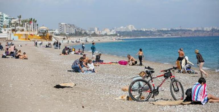 Antalya'da vatandaşlar uyarıları dinlemeyip, sahile koştu