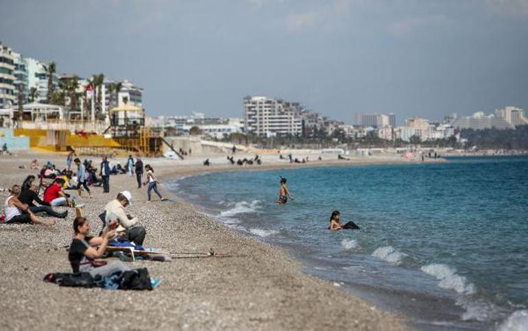 Antalya'da vatandaşlar uyarıları dinlemeyip, sahile koştu