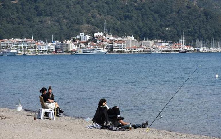 Güneş ve denizin keyfini 'sosyal mesafe'yi koruyarak çıkardılar