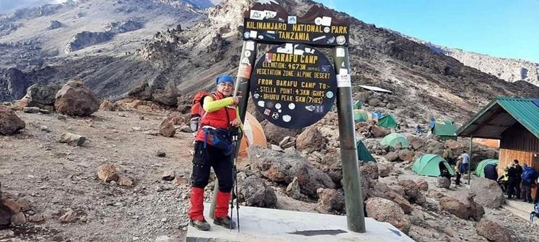 71 yaşında Afrika'nın en yüksek dağı Kilimanjaro'nun zirvesine Türk bayrağını dikti