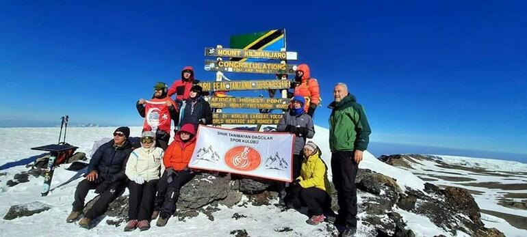 71 yaşında Afrika'nın en yüksek dağı Kilimanjaro'nun zirvesine Türk bayrağını dikti