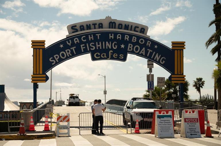 Los Angeles'ın renkli sokakları korona salgını nedeniyle ıssız kaldı