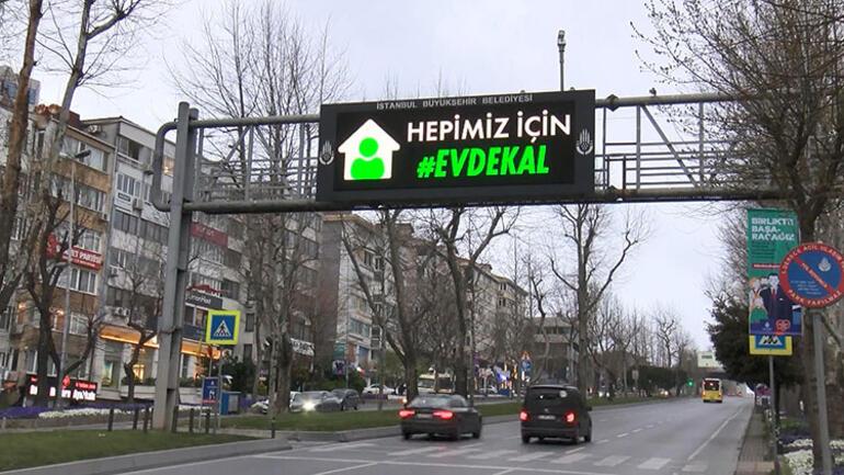 İstanbulda trafik tabelalarında Evde Kal uyarısı
