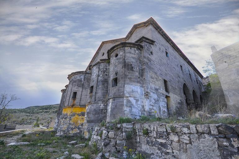 Kiliseden cezaevine dönüştürülen  yapı kaderine terk edildi