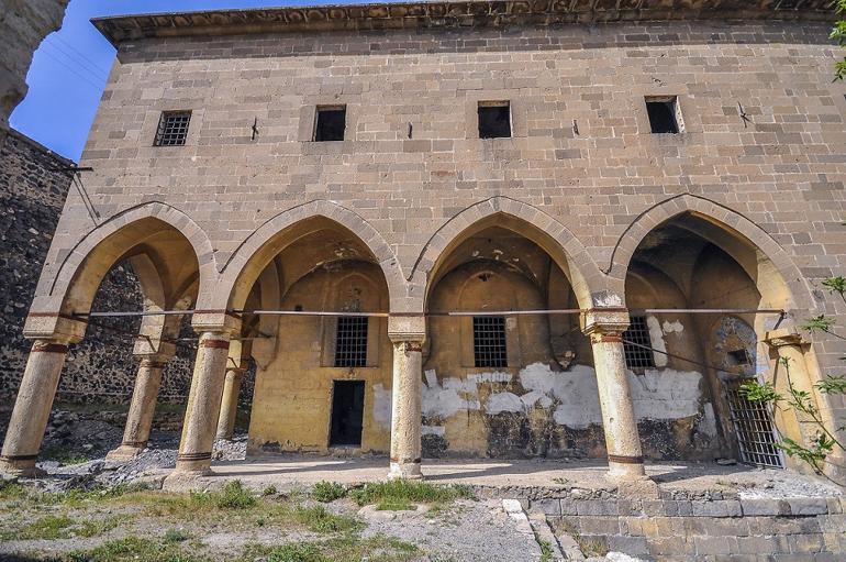 Kiliseden cezaevine dönüştürülen  yapı kaderine terk edildi