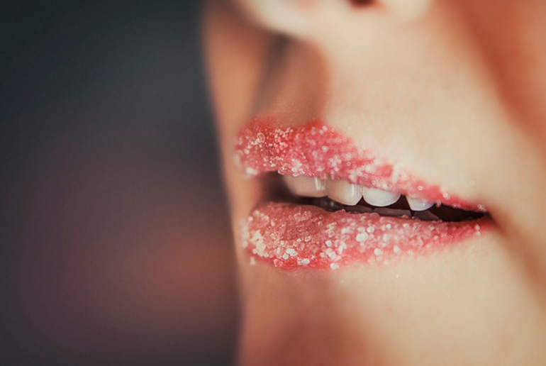Göz alıcı dudaklar için ev yapımı kolay dudak peelingi tarifleri