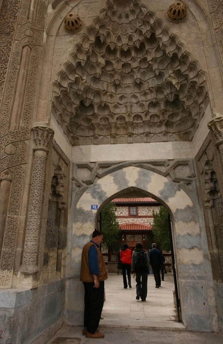 Selçuklulardan günümüze gelen eser: Sahip Ata Külliyesi