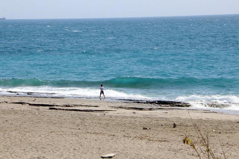 Alanya sahilleri, koronavirüs nedeniyle boş kaldı