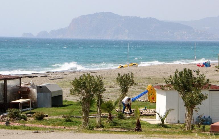 Alanya sahilleri, koronavirüs nedeniyle boş kaldı