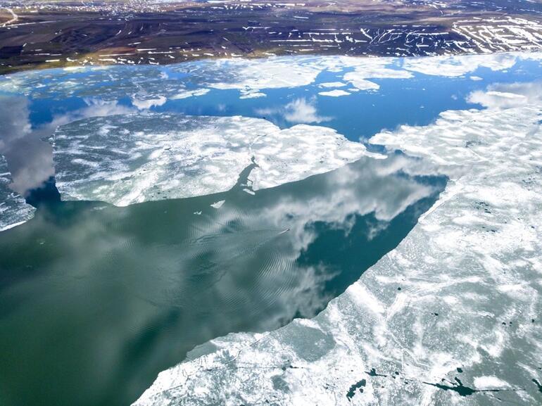 Buzları çözülen Nazik Gölü görenleri kendine hayran bırakıyor