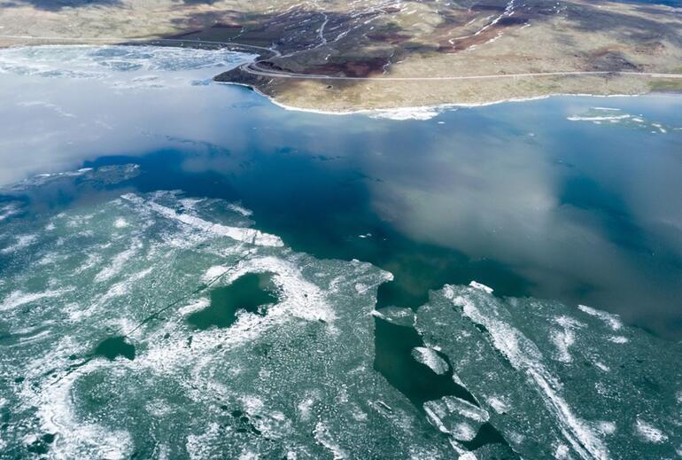 Buzları çözülen Nazik Gölü görenleri kendine hayran bırakıyor