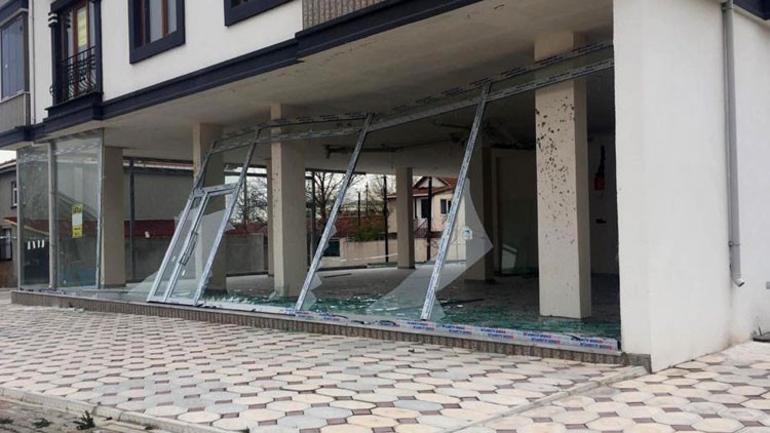Turuncu alarm verilmişti İşyerlerinin camları indi, çatılar uçtu….