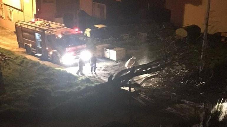 Turuncu alarm verilmişti İşyerlerinin camları indi, çatılar uçtu….