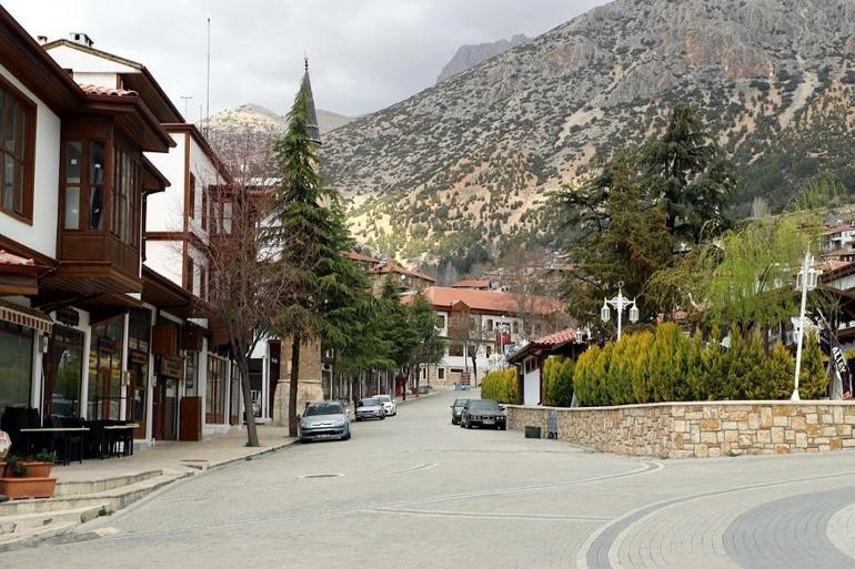 Antalya'nın tarihi ilçesi Elmalı sessizliğe büründü