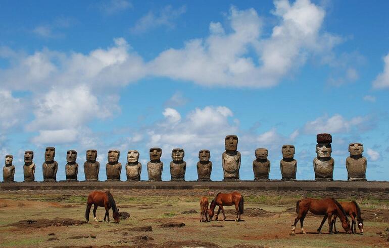 Gizemli heykelleriyle ünlü Paskalya Adası