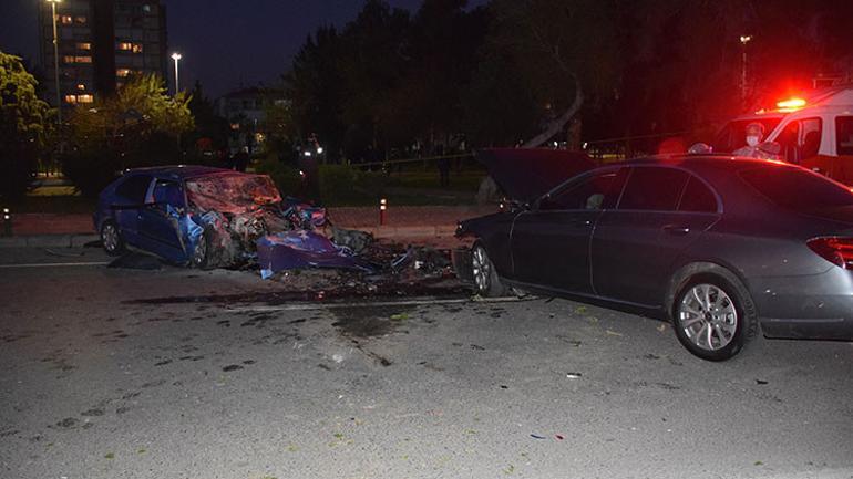 İzmirde iki otomobil çarpıştı: 1 ölü, 2 yaralı