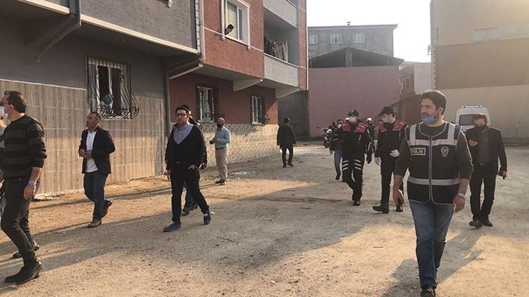 Yasağa uymayarak sokakta futbol oynayan 5 kişiyi uyaran polis ekibine sopalı saldırı