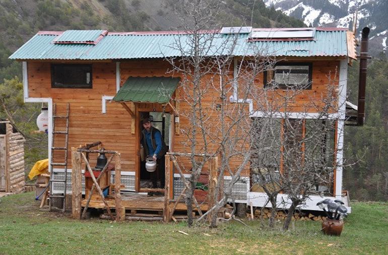 Koronavirüse karşı yaylada ahşap karavanda kalıyor