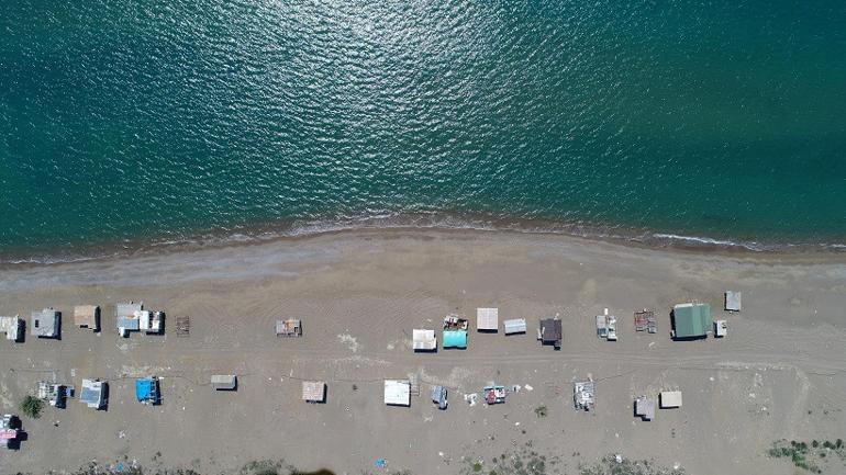 Koronavirüs nedeniyle sahildeki çardaklar boş kaldı