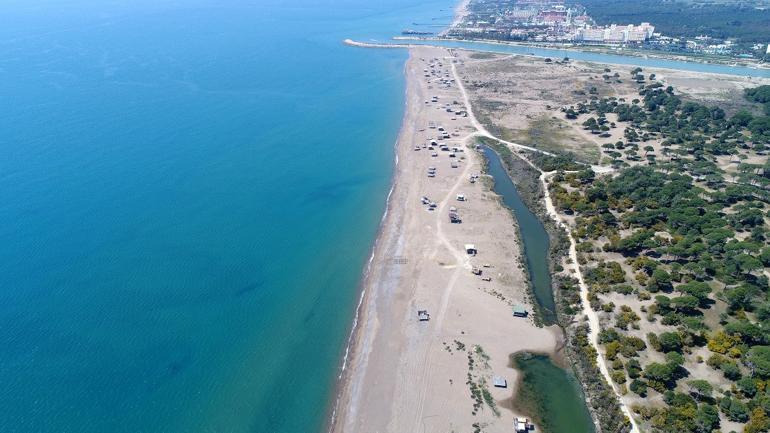 Koronavirüs nedeniyle sahildeki çardaklar boş kaldı